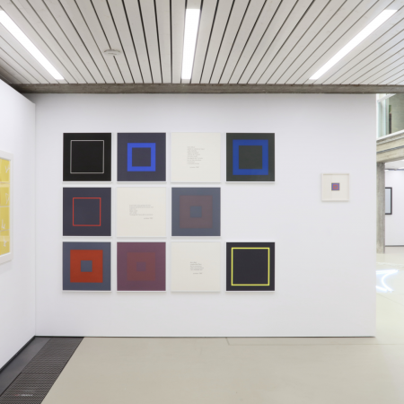 Ausstellungsaufnahme (im)prévu, RAUM SCHROTH, u.a. mit: Aurélie Nemours, albiréo, 1987, Mappe mit 8 Serigrafien und 3 Gedichten auf Bütten, hrsg. von der edition hoffmann, Friedberg, je 52 x 52 cm &copy; Aurélie Nemours, VG Bild-Kunst Bonn, 2025,  PhC Stefanie Nafé