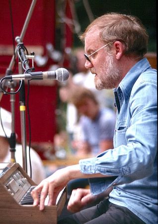 Hüsch an seinem „Örgelchen“ der Firma Philipps (Foto: Gerd Eichmann)