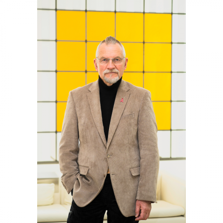 Carl-Jürgen Schroth vor einer Arbeit von Daniel Buren, Sammlung Schroth. © © Sebastian Kempa