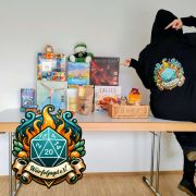 Unsere Julimaus präsentiert eine kleine Sammlung an Brett- und Kartenspielen &copy; Philipp Misoch